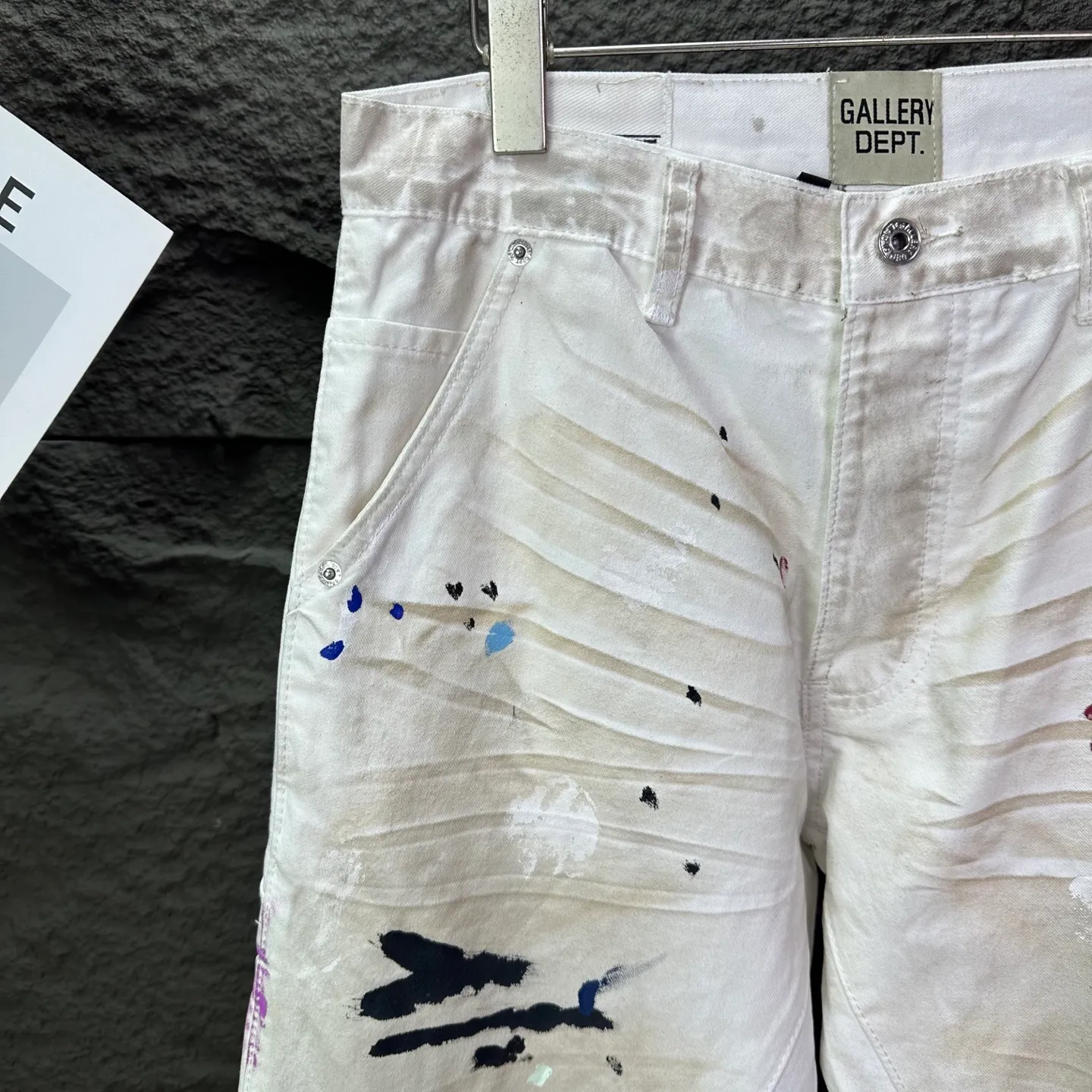 P260 GALLERY DEPT. 2025 new splash-ink hand-painted distressed couple style loose bootcut dirty jeans 🔥High version🔥High version🔥 Top ceiling quality Styles with different washed textures are very friendly to people with thin legs and thick legs. The loose version of the bootcut is very flattering. Moderate length that never goes out of style, easy to match with casually, basic styling for various styles, a must-have in the wardrobe! The fabric is stiff but also makes the upper body soft without losing texture. The washing process is even more perfect. It is a must-have item for everyone! ! ! Washed wheat, hang tag, pants label, complete with three labels, color: white, size: 28, 30, 32, 34, 36 (five sizes)